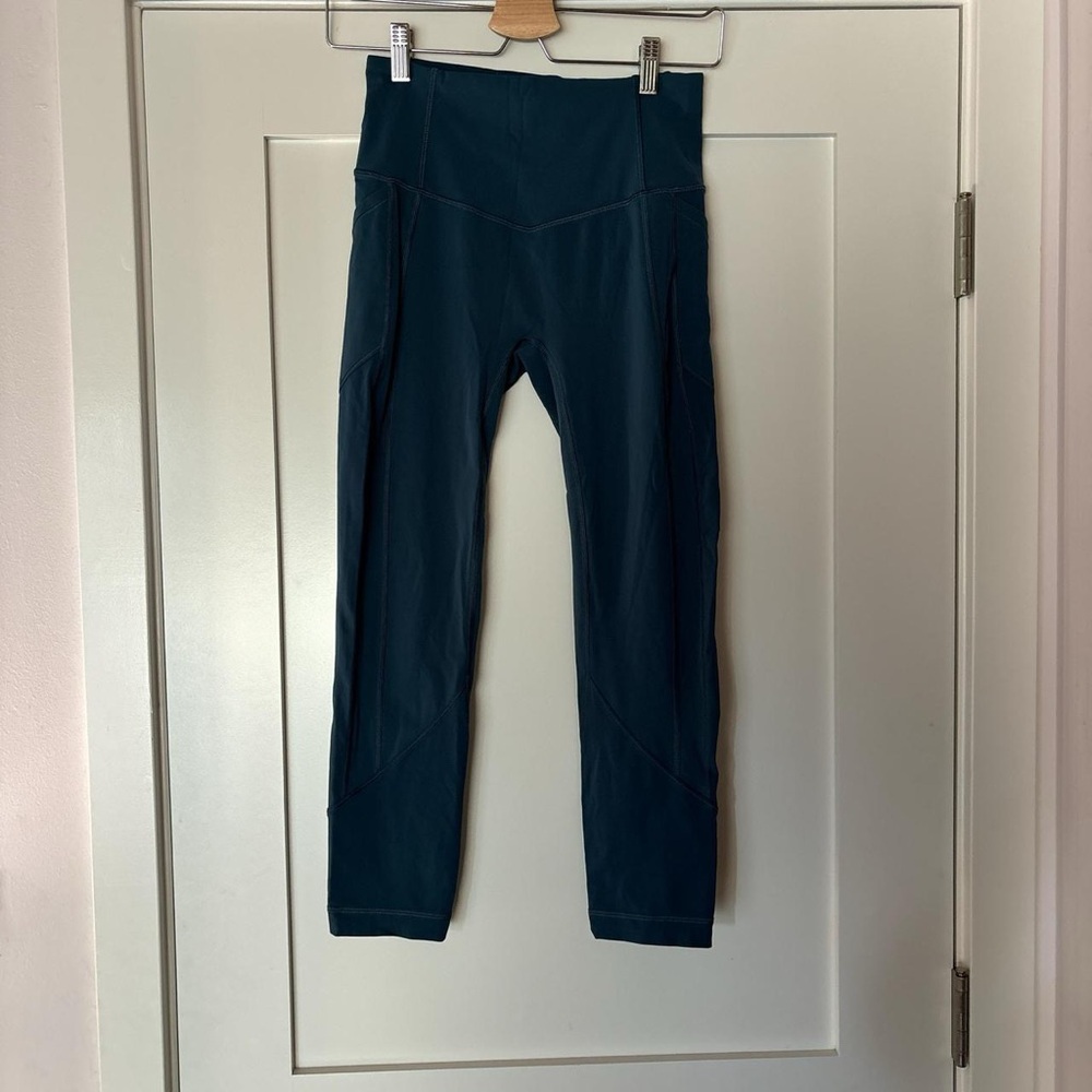 lululemon athletica Blue Leggings Slim Fit Stretch 25” 3/4 length